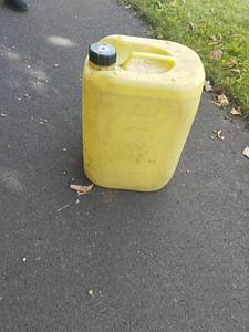 Plastkanister (2 foto / 5)