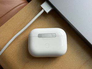 Original Apple AirPods Pro (Gen 2) MagSafe / USB-C (6 foto / 10)
