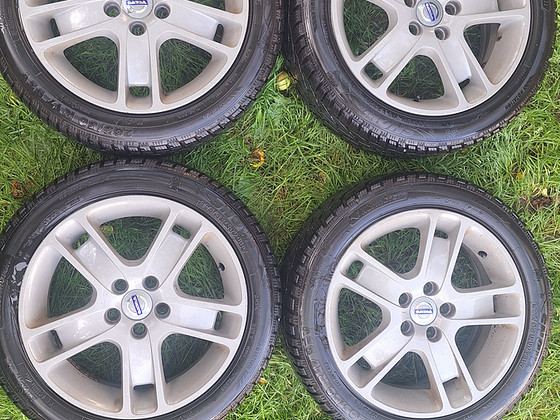 Литые диски Volvo 17" с нешипованными шинами