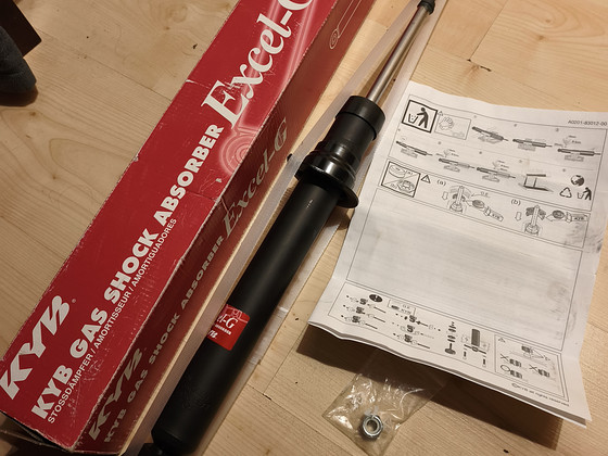 Новые задние амортизаторы KYB Excel-G (341213)