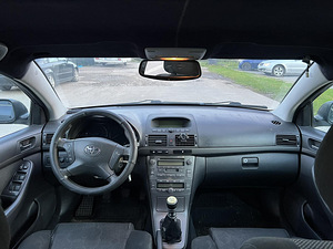 TOYOTA AVENSIS (9 фото из 10)