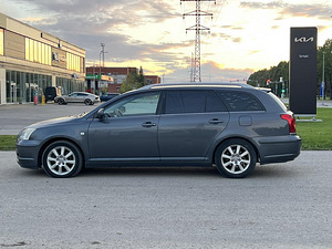 TOYOTA AVENSIS (4 фото из 10)
