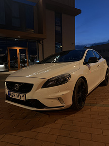 Volvo V40 R-Design Carbon Edition (1 фото из 15)