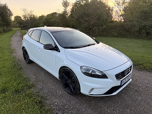 Volvo V40 R-Design Carbon Edition (3 фото из 15)