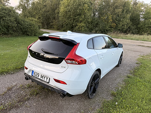 Volvo V40 R-Design Carbon Edition (4 фото из 15)