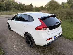 Volvo V40 R-Design Carbon Edition (5 фото из 15)