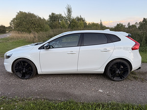 Volvo V40 R-Design Carbon Edition (6 фото из 15)