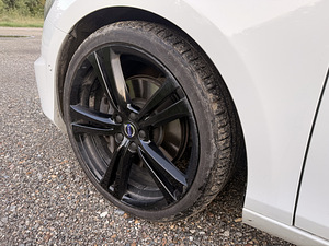 Volvo V40 R-Design Carbon Edition (7 фото из 15)