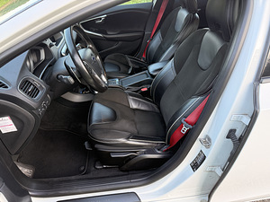Volvo V40 R-Design Carbon Edition (8 фото из 15)