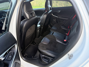 Volvo V40 R-Design Carbon Edition (9 фото из 15)
