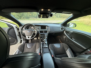 Volvo V40 R-Design Carbon Edition (10 фото из 15)