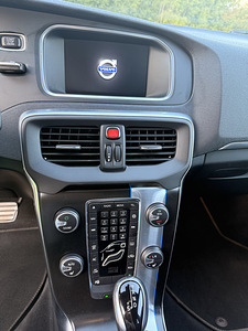 Volvo V40 R-Design Carbon Edition (11 фото из 15)