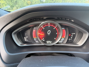 Volvo V40 R-Design Carbon Edition (12 фото из 15)