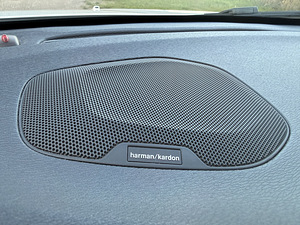 Volvo V40 R-Design Carbon Edition (13 фото из 15)