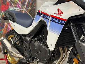 Honda Transalp XL750 2024 (7 фото из 10)