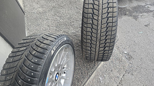 Диски с резиной на BMW. (5 фото из 7)