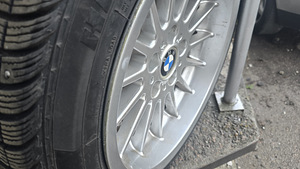 Диски с резиной на BMW. (6 фото из 7)