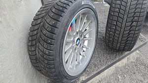 Диски с резиной на BMW. (7 фото из 7)