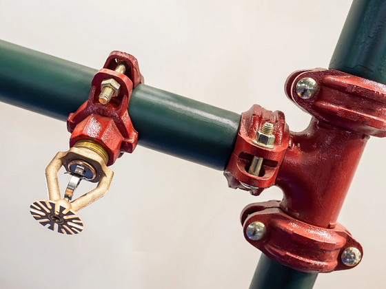 Abitööline sprinklersüsteemi paigaldusele