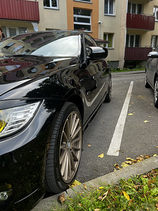 Автомобиль BMW E90 2011 год (3 фото из 13)