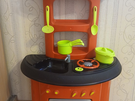 Детская игровая кухня + посуда