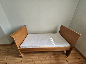 Täispuidust voodi lastele + madrats (5 foto / 7)