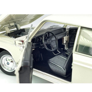 BMW 2002 1:24 mudel mudelauto (5 foto / 7)