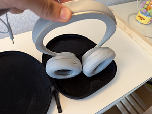 Bose Noise Cancelling Headphones 700 (NC700) (3 foto / 3)