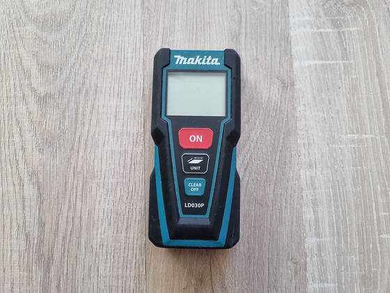 Продам лазерный дальномер Makita LD030P