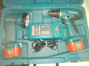 Продам комплект дрель с фонариком Makita (3 фото из 3)
