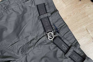 Брюки Tommy Hilfiger из материала, похожего на клеёнку, на весну-осень (2 фото из 9)