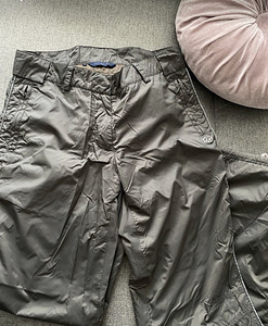 Брюки Tommy Hilfiger из материала, похожего на клеёнку, на весну-осень (7 фото из 9)