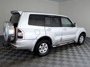 Mitsubishi Pajero Luxury ATM 3.2 DI-D 121kW (3 фото из 8)