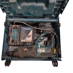 Аккумуляторный перфоратор Makita DHR202 + зарядка + чемодан (2 фото из 5)