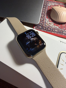 Apple Watch 7 stainless steel gold LTE (1 foto / 7)