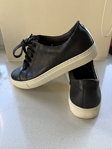 Levi’s nahast tennised tossud (5 foto / 8)