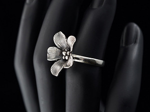 Серебряное кольцо (2 фото из 2)