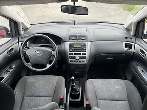 TOYOTA AVENSIS VERSO (8 фото из 10)