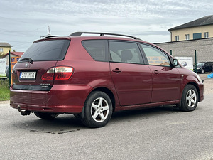 TOYOTA AVENSIS VERSO (7 фото из 10)