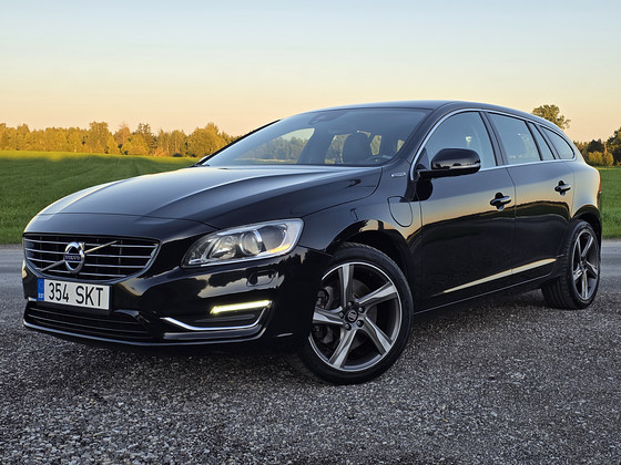 Volvo V60 Plug-In Hybrid AWD Summum 2.4 R5 D6 158 кВт
