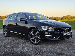 Volvo V60 Plug-In Hybrid AWD Summum 2.4 R5 D6 158kW (2 foto / 15)