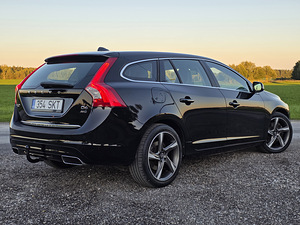 Volvo V60 Plug-In Hybrid AWD Summum 2.4 R5 D6 158kW (3 foto / 15)
