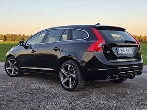 Volvo V60 Plug-In Hybrid AWD Summum 2.4 R5 D6 158kW (4 foto / 15)