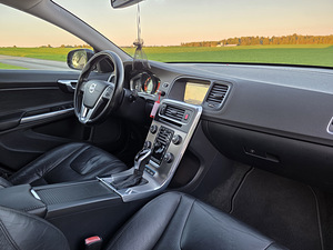 Volvo V60 Plug-In Hybrid AWD Summum 2.4 R5 D6 158kW (10 foto / 15)