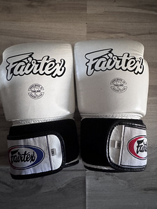 Valged poksi-/muay thai kindad Fairtex 12 oz (1 foto / 3)