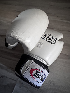 Valged poksi-/muay thai kindad Fairtex 12 oz (3 foto / 3)