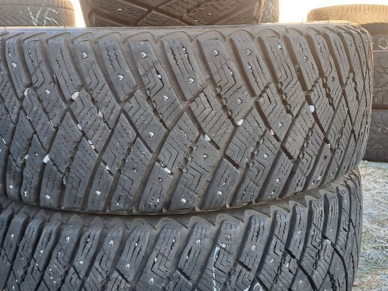 Naastrehvid / 215 60 16 / Goodyear