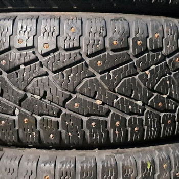 Шипованные шины / 215 60 17c / Nokian