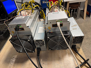 Antminer A3 800 GH/s – Blake2b, BTC2 / BIP110 + блок питания (2 фото из 4)