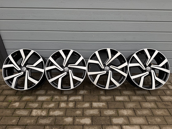 R19x8 5X112 ET 45 57.1